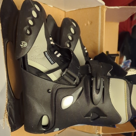 Black Ice Skates for Youth - Picture 4 of 5